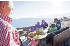  ??  ?? Deftige Küche bekommen Winterspor­tler in Gitschberg Jochtal in den Hütten – der Blick geht in die Dolomiten.
