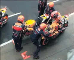  ??  ?? DE ESTRENO. Imagen del box del Repsol Honda ayer en Australia.