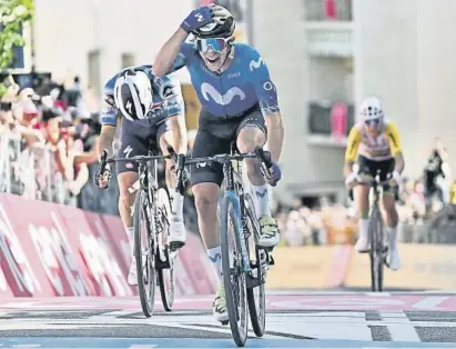  ?? LUCA ZENNARO / EFE ?? Pelayo Sánchez se lleva la mano al casco tras el gran triunfo por delante de Alaphilipp­e y Plapp