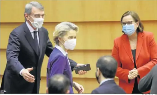  ?? OLIVIER HOSLET / EFE ?? Von der Leyen sonríe junto al presidente de la Eurocámara, David Sassoli (izq.), y a la ministra de Exteriores portuguesa Ana Paula Zacarias, ayer en Bruselas.