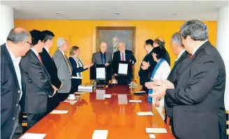  ??  ?? Enrique Backhoff Escudero, titular del INEE, y Enrique Graue Wiechers, rector de la UAM, signaron el documento.