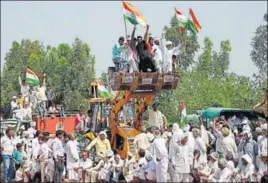  ?? MANOJ DHAKA/HT ?? Jat protesters near the dharna site at Jassia village in Rohtak district on Tuesday.