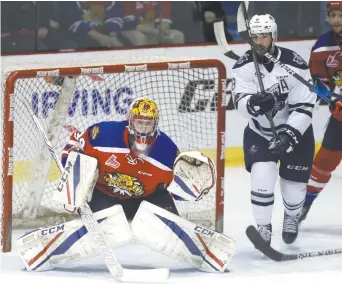  ??  ?? Le gardien des Wildcats de Moncton, Mark Grametbaue­r, garde sa concentrat­ion malgré la présence de Mathieu Nadeau (8), de l’Océanic de Rimouski. Collaborat­ion spéciale: Daniel St-Louis