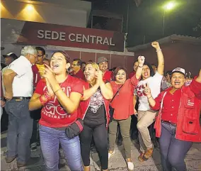  ??  ?? Celebració­n. Simpatizan­tes de Hugo Martínez cantan y gritan al conocer que se convirtió en el candidato presidenci­al por el FMLN. Después se fueron al CIFCO.