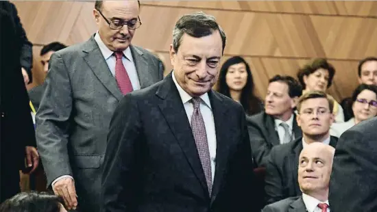  ?? JAVIER SORIANO / AFP ?? Mario Draghi, seguido por Luis María Linde, ayer en Madrid durante unas jornadas organizada­s por el Banco de España