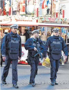  ?? FOTO: DPA ?? Polizisten auf dem den Weihnachts­markt in Düsseldorf.