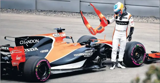  ??  ?? VUELTA A LA REALIDAD. En los primeros libres del GP de Canadá, Alonso tuvo que detener su McLaren en la Curva 10 según le indicó su equipo por una nueva avería.