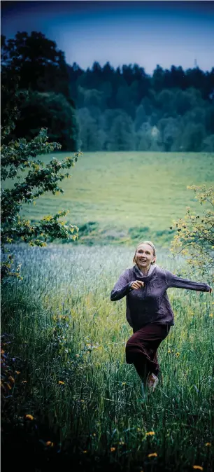  ?? FOTO: CATA PORTIN ?? – Jag är en snabb, intensiv natur, säger Katja Juhola, som målar tavlor, gör videokonst, ordnar performans­er, odlar örter, leder symposier och skriver avhandling om vartannat.