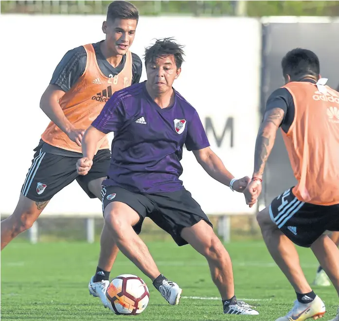  ?? PRenSa RiVeR ?? Marcelo Gallardo en la práctica de River, ayer en Porto Alegre: el entrenador no podrá dirigir hoy a su equipo desde el banco, suspendido por la Conmebol