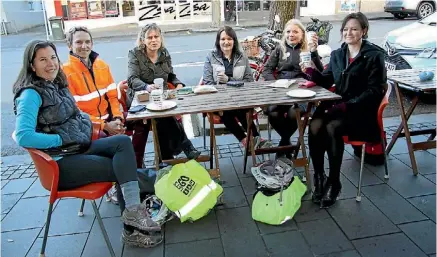  ?? YVETTE BATTEN/FAIRFAX NZ ?? Enjoying their hot drinks are, from left, Liz Beck, Dion Cowley, Therese Campbell, Maree Judd, Joelle Xavier and Matha Dravitzki.