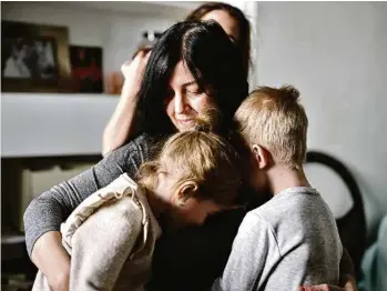  ?? (EDDY MOTTAZ/LE TEMPS) ?? Originaire de Kiev, Polina, 38 ans, s’est installée avec ses trois enfants chez sa belle-soeur Nadia, dans un petit appartemen­t du quartier de la Jonction. Comme sa compatriot­e Nataliya, ci-dessous, il lui tarde de retrouver son pays.