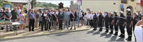  ??  ?? Le discours du Maire Jean Paul Fauran entouré des personnali­tés