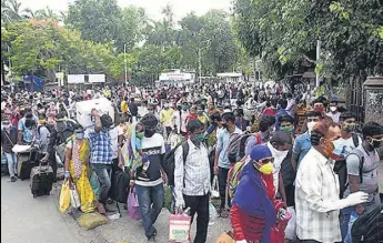  ?? BHUSHAN KOYANDE/HT ?? Migrants at the Chhatrapat­i Shivaji Maharaj Terminus station, Mumbai, on their way back home on June 14.