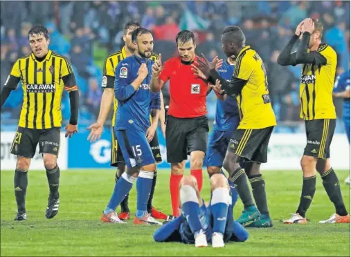  ??  ?? OTRO PENALTI. Bagnack le protesta a De la Fuente Ramos por su acción en el penalti con Jorge Molina caído.