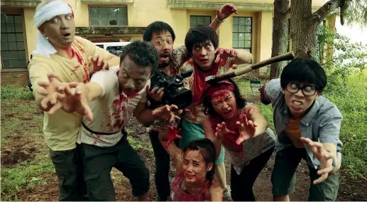  ??  ?? Morti viventi Una scena di «Zombie contro zombie» di Ueda Shinichiro. Il film gioca con i canoni del cinema horror per metterli al servizio di una commedia divertente e spiazzante. Realizzata con un budget di 27 mila dollari (poco meno di 24 mila euro), in Giappone la pellicola ha incassato oltre 25 milioni di dollari