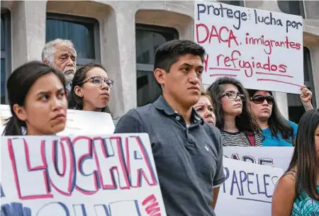  ?? Ralph Barrera / AP ?? Liz (der.), graduada de la Universida­d de Texas y beneficiad­a por DACA, participa de una marcha en Austin.