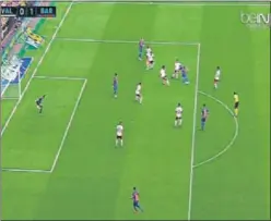  ??  ?? 22’. El 0-1 debio ser anulado por orsay de Luis Suárez.