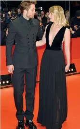  ??  ?? Tappeto rosso Robert Pattinson e Mia Wasikowska