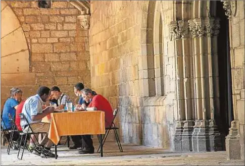  ?? Agustí Codinach / Catalunya Cristiana ?? Beneficiar­ios del comedor de la parroquia Santa Anna, en Barcelona, ubicado en el claustro