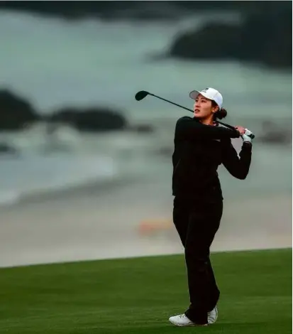  ?? EZRA SHAW/GETTY IMAGES ?? Xiyu Lin was told to admire the view, and she liked this approach at Pebble Beach, too.