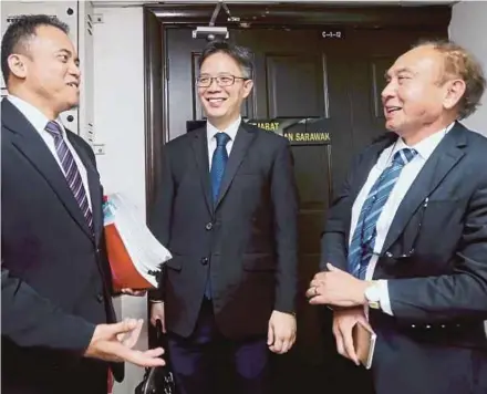  ?? PIC BY MALAI ROSMAH TUAH ?? (From left) Lawyer Andi Razali Jaya, who is representi­ng the Election Commission, with Chung Jing Dau and Datuk Doughlas Lind, who are representi­ng Parti Warisan Sabah president Datuk Seri Mohd Shafie Apdal, at the High Court in Kota Kinabalu yesterday.