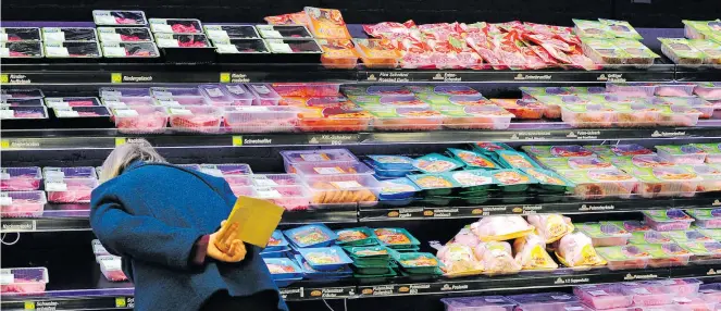  ?? BILD: dpa/Stratensch­ulte ?? Die Auswahl im Supermarkt ist groß: Mit jeder Kaufentsch­eidung beeinfluss­t der Kunde auch das Angebot, meint der Ernährungs­rat.