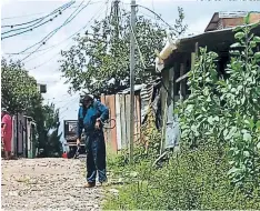  ?? FOTO: CORTESÍA SALUD ?? Técnicos de Salud realizan el operativo contra la chinche picuda.