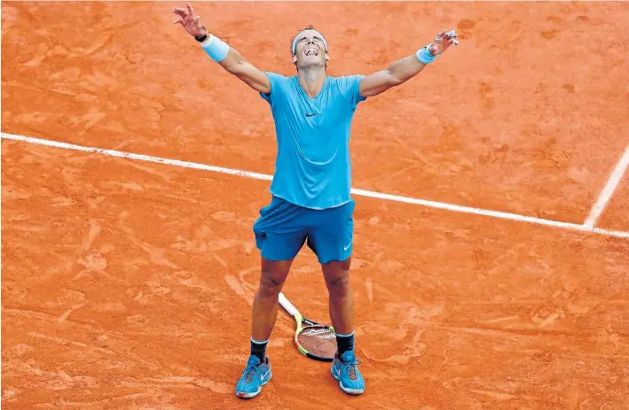  ?? AFP ?? No hay con qué darle. Nadal celebra la victoria en Roland Garros después de los calambres en su mano izquierda. “Habría jugado con la derecha si hubiese sido necesario”, comentó.