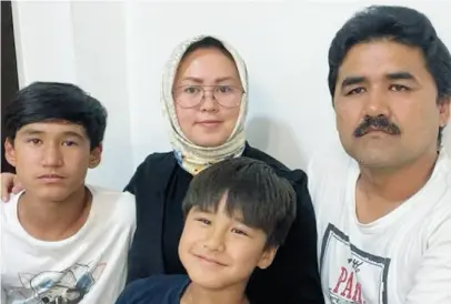  ?? ?? Al centro Esmat con i figli Amir, Mohammad e il marito Gholam
