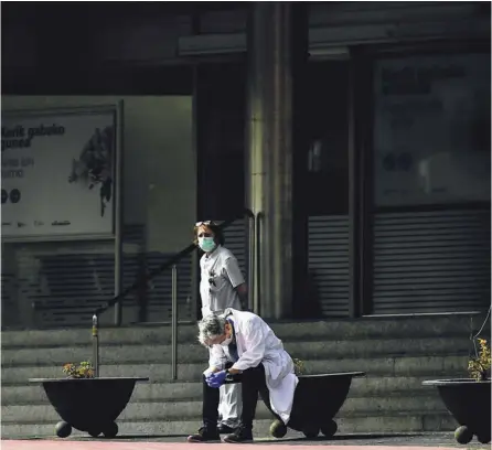  ?? AP ?? Personal médico del Hospital Txagorritx­u, en Vitoria, España, protestó este viernes para demandar más equipo de protección después de que, el día anterior, murió una enfermera.