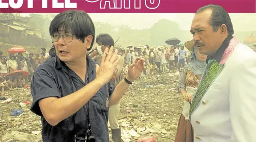  ?? ?? Mike de Leon (left) gives instructio­ns to Johnny Delgado at the Payatas garbage dump for a scene in “Aliwan Paradise.”
