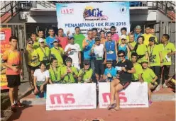  ??  ?? ALL SMILES ... the respective group category winners and Penampang 10K Run organiser pose after the prize presentati­on at the Penampang Stadium.