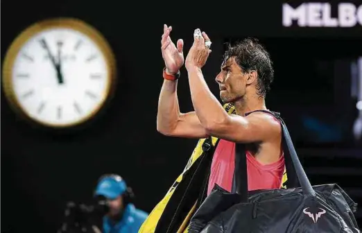  ?? Fotos: AFP ?? Größe in der Niederlage: Rafael Nadal verabschie­det sich vom Publikum.