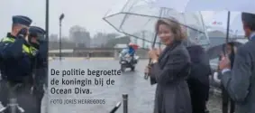  ?? FOTO JORIS HERREGODS ?? De politie begroette de koningin bij de Ocean Diva.