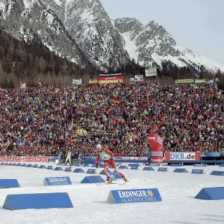  ??  ?? Gara Una competizio­ne di biathlon ad Anterselva. estranea all’inchiesta giudiziari­a A destra, nelle foto piccole, dall’alto, Gottlieb e Daniel Taschler