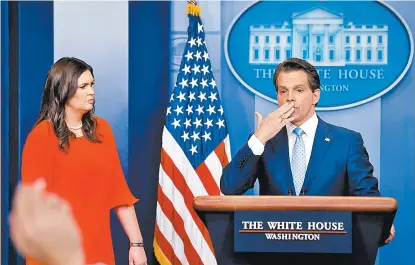  ?? JONATHAN ERNST/REUTERS ?? Sarah Sanders, quien asumirá el puesto, es presentada por Anthony Scaramucci.