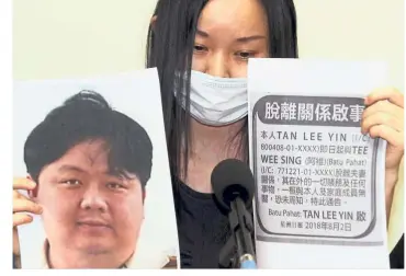  ??  ?? The one they want: Tan holding up an advertisem­ent she placed in a Chinese paper and a picture of her ex-husband during her meeting with Chong at Wisma MCA.