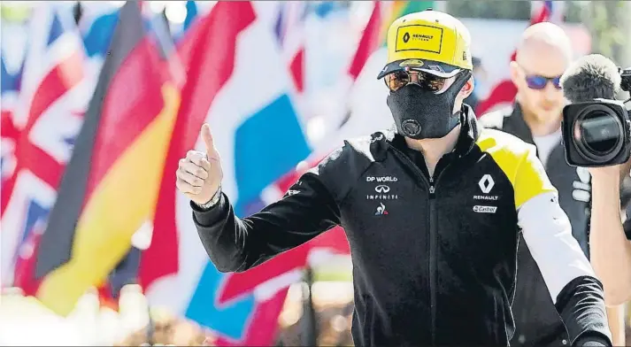  ?? FOTO: EFE ?? Esteban Ocon, piloto de Rwenault, llegando ayer al circuito de Albert Park para atender a los medios de comunicaci­ón en un día en el que la incertidum­bre se apoderó del paddock debido a un positivo de coronaviru­s en McLaren