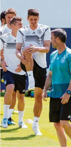  ?? Foto: ?? Torjäger Mario Gomez steht vor seiner zweiten WM Teilnahme. Mit der National mannschaft bereitet er sich gerade in Eppan auf das Turnier vor.
