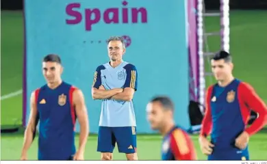  ?? NEIL HALL / EFE ?? Luis Enrique observa con media sonrisa uno de los rondos habituales en los entrenamie­ntos de su equipo.