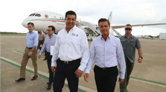  ?? CORTESÍA ?? El Ejecutivo estatal recibió al Presidente Enrique Peña Nieto en el Aeropuerto de Tampico, previo a su trasbordo al estado de San Luis Potosí.