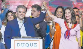  ??  ?? Iván Duque y Marta Lucía Ramírez celebran su paso a la segunda vuelta.