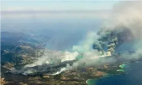  ?? (AP Photo/Lesage) ?? Dall’alto Un’immagine dall’alto dei roghi lungo la costa di Bormes-lesMimosas, nel dipartimen­to del Varo