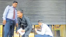  ?? SANDEEP MAHANKAL/HT ?? Guards on work during the probe by the Enforcemen­t Directorat­e (ED) at jewellery designer Nirav Modi’s showroom near Kala Ghoda in Mumbai on Thursday.