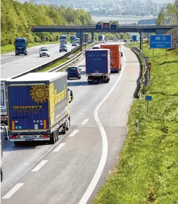  ?? Archivfoto: Andreas Brücken ?? Die A 8 soll beim Kreuz Elchingen ausgebaut werden. Derzeit wird darüber debattiert, wie der Lärmschutz an dieser Stelle aus sehen soll.