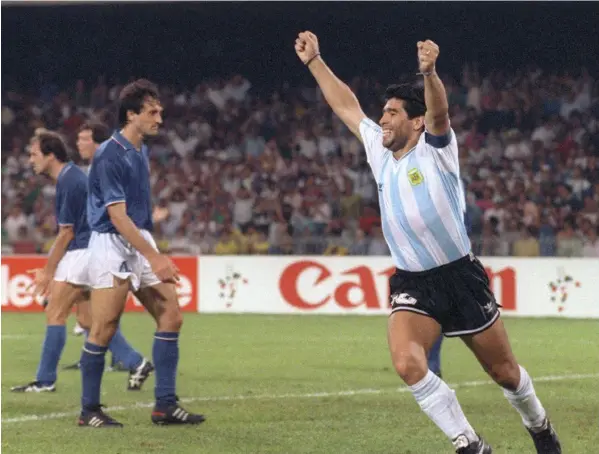  ?? ArcHIVo lN ?? Las glorias de Diego Armando Maradona en la cancha serán recordadas por la música, por sus fans, por sus amantes.