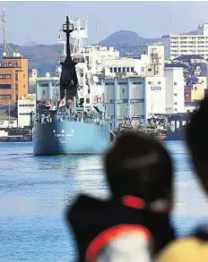  ?? AFP ?? Sailing into controvers­y A whaling ship leaves the port of Shimonosek­i in Yamaguchi prefecture, western Japan, yesterday to resume whale hunting in the Antarctic.