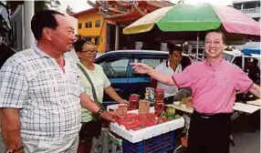  ?? (Foto Hairul Anuar Rahim/bh) ?? Jeck Seng bertemu penduduk ketika membuat lawatan ke pasar pagi di Pekan Nenas, Pontian, baru-baru ini.