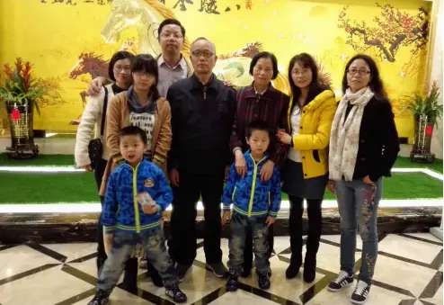  ??  ?? La familia crece con el tiempo, esta foto familiar fue tomada en un hotel de Guangzhou en 2015.