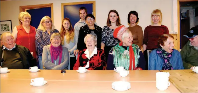  ??  ?? BUORRE BEAIVVI PÅ ÁLTTÁ SIIDA: Tirsdag var det mat og språk og eldre og barnehageu­nger i skjønn forening ved Álttá Sámi Giellaguov­ddás/alta samiske språksente­r.